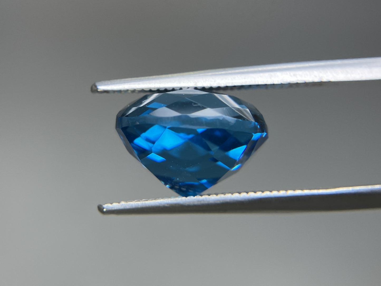 ロンドンブルートパーズ 天然 11.017ct 宝石鑑別書付き 12.26㎜×12.19㎜×8.87㎜ 天然 ルース( 裸石 ) 5724YY