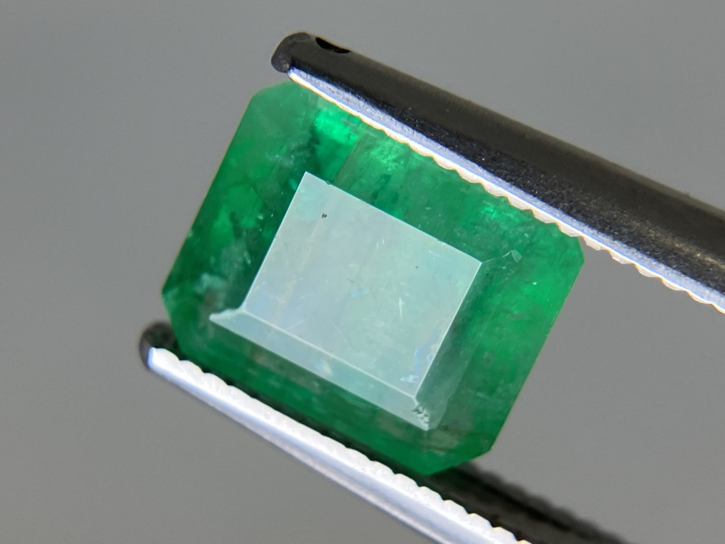 エメラルド 天然 1.640ct 中央宝石ソーティング付き 8.24㎜×7.11㎜×3.62㎜ 天然 ルース( 裸石 ) 5651YY