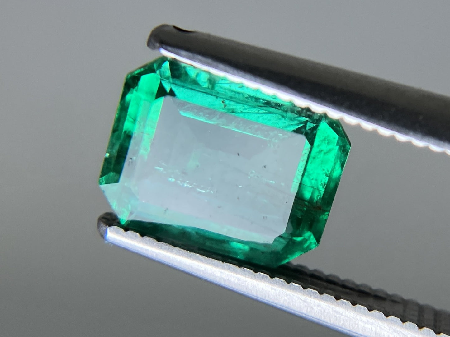 エメラルド 天然 1.540ct 中央宝石ソーティング付き 8.15㎜×6.43㎜×3.71㎜ 天然 ルース( 裸石 ) 5717YY