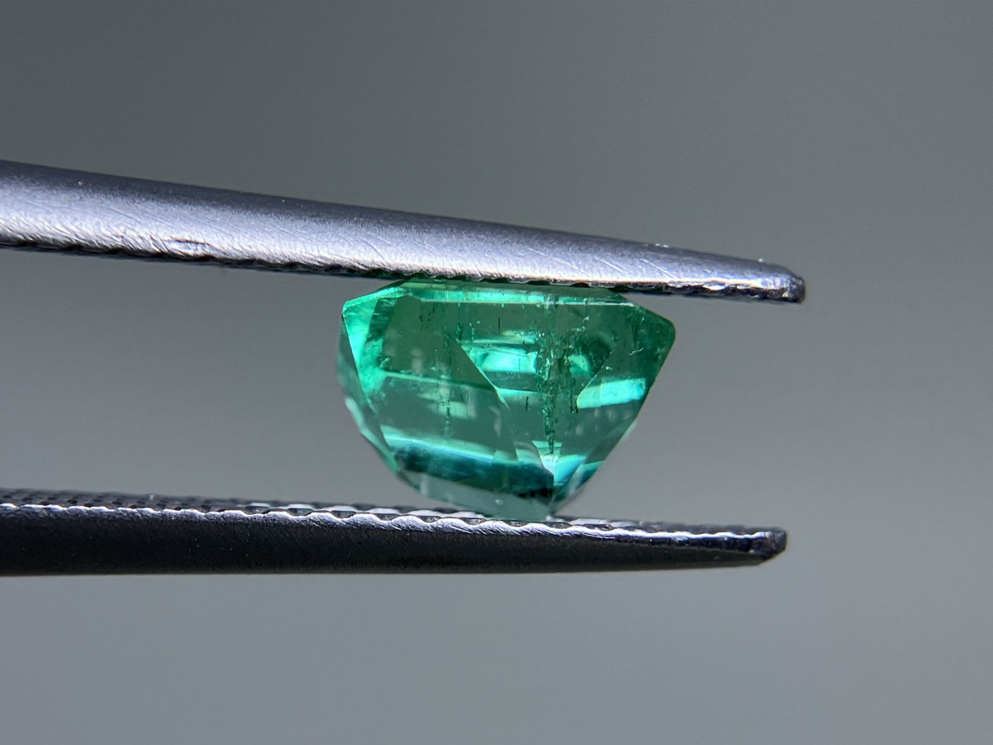 エメラルド 1.255ct 中央宝石ソーティング付き 6.78㎜×6.40㎜×4.57㎜ ルース( 裸石 ) 3757YY