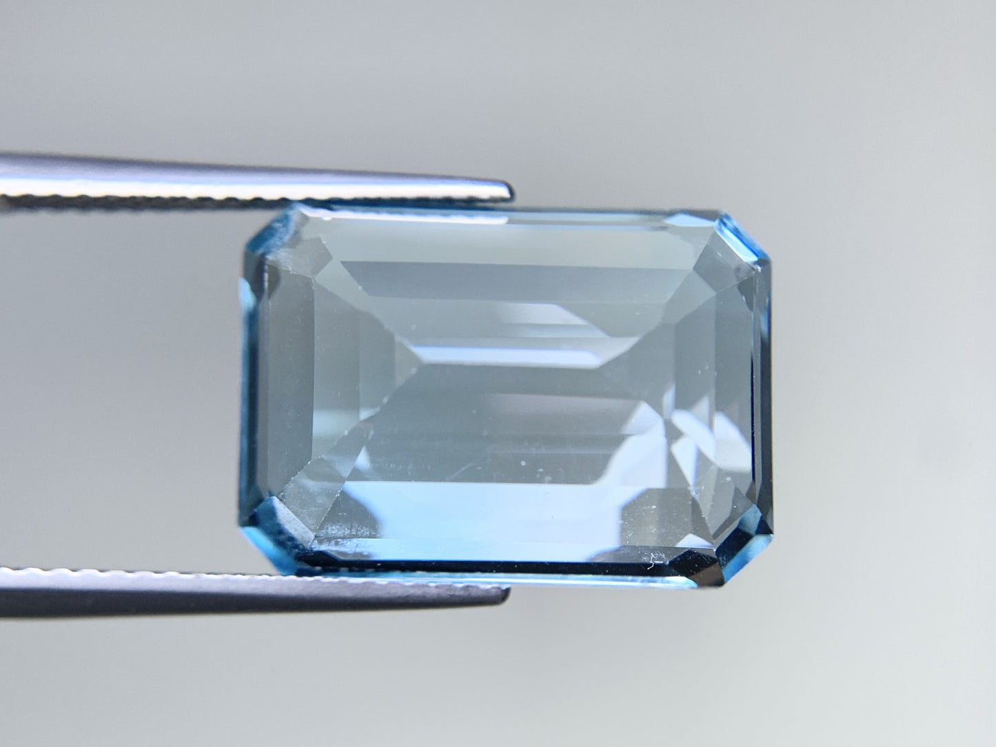 ブルートパーズ 天然 21.492ct 宝石ソーティング付き 17.9㎜×13.0㎜×8.7㎜ ルース( 裸石 ) 8334Y