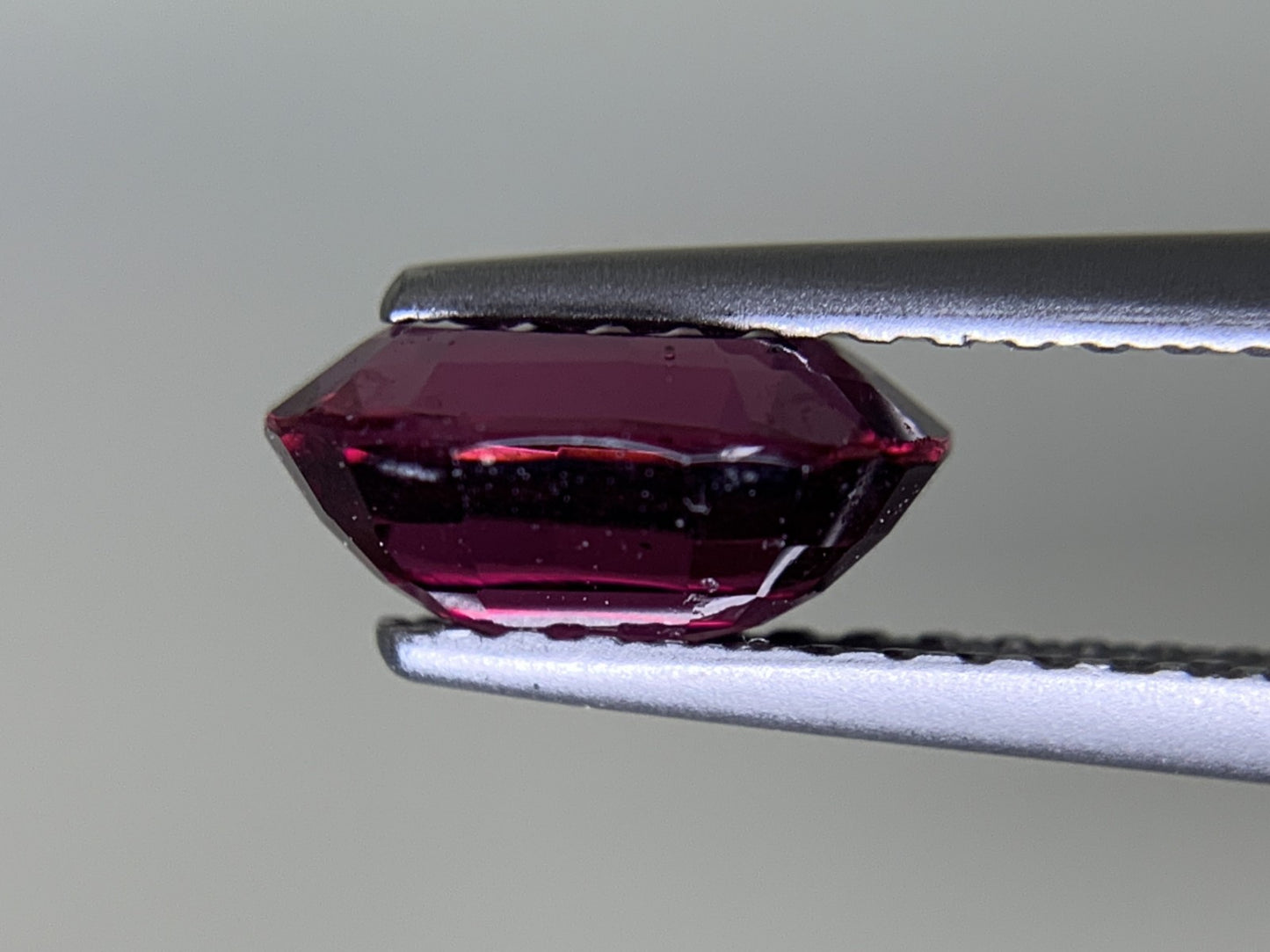 ロードライトガーネット 1.619ct 宝石ソーティング付き 7.9㎜×6.0㎜×3.6㎜ ルース( 裸石 ) 3249Y