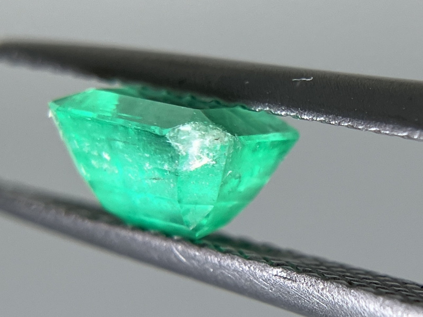 エメラルド 1.055ct 宝石ソーティング付き 6.1㎜×5.9㎜×4.0㎜ ルース( 裸石 ) 3798YY