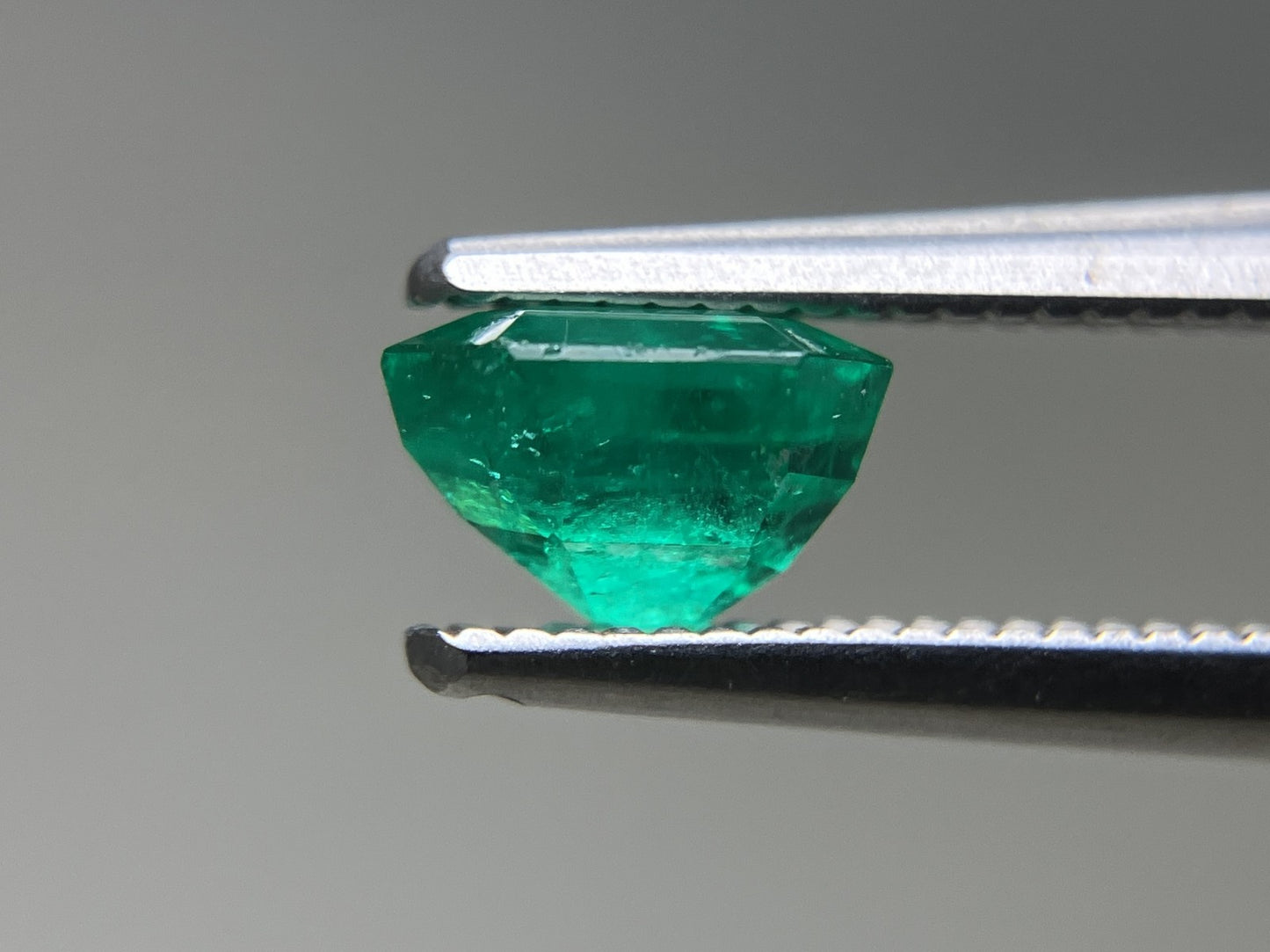 エメラルド 天然 1.043ct 中央宝石ソーティング付き 6.30㎜×6.07㎜×4.11㎜ 天然 ルース( 裸石 ) 5784YY