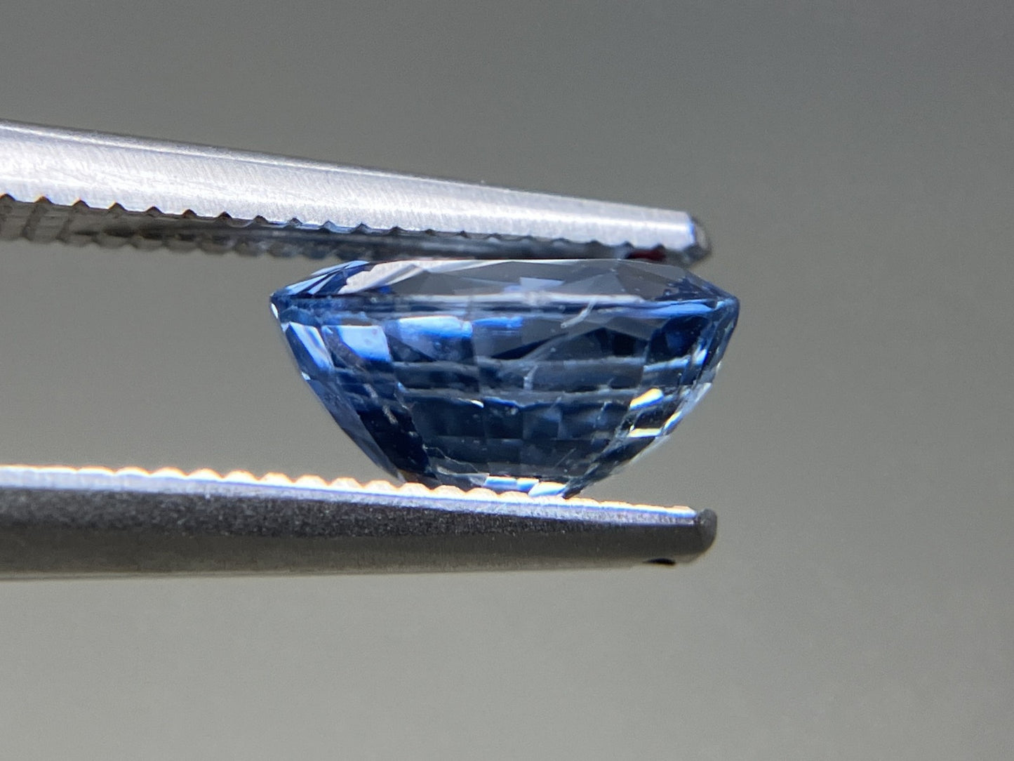 ブルーサファイア 天然 2.023ct 中央宝石ソーティング付き 8.12㎜×6.17㎜×4.45㎜ 天然 ルース( 裸石 ) 5779YY