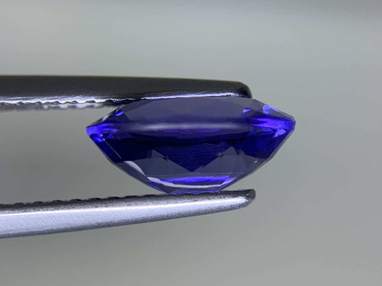 タンザナイト 2.526ct 宝石ソーティング付き 9.8㎜×7.6㎜×4.5㎜ ルース( 裸石 ) 4125Y
