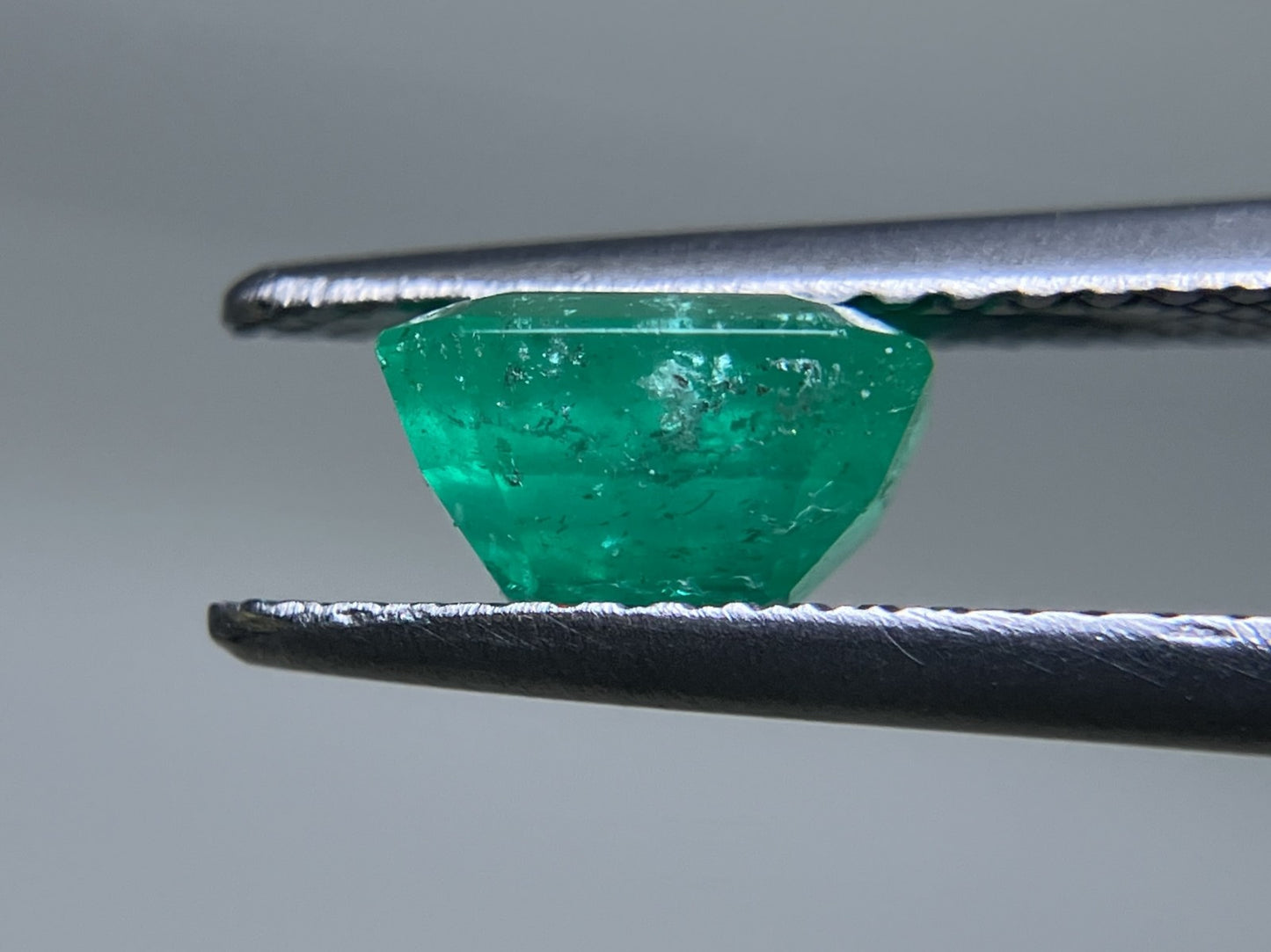 エメラルド 1.251ct 中央宝石ソーティング付き 6.81㎜×6.24㎜×4.04㎜ ルース( 裸石 ) 3865YY