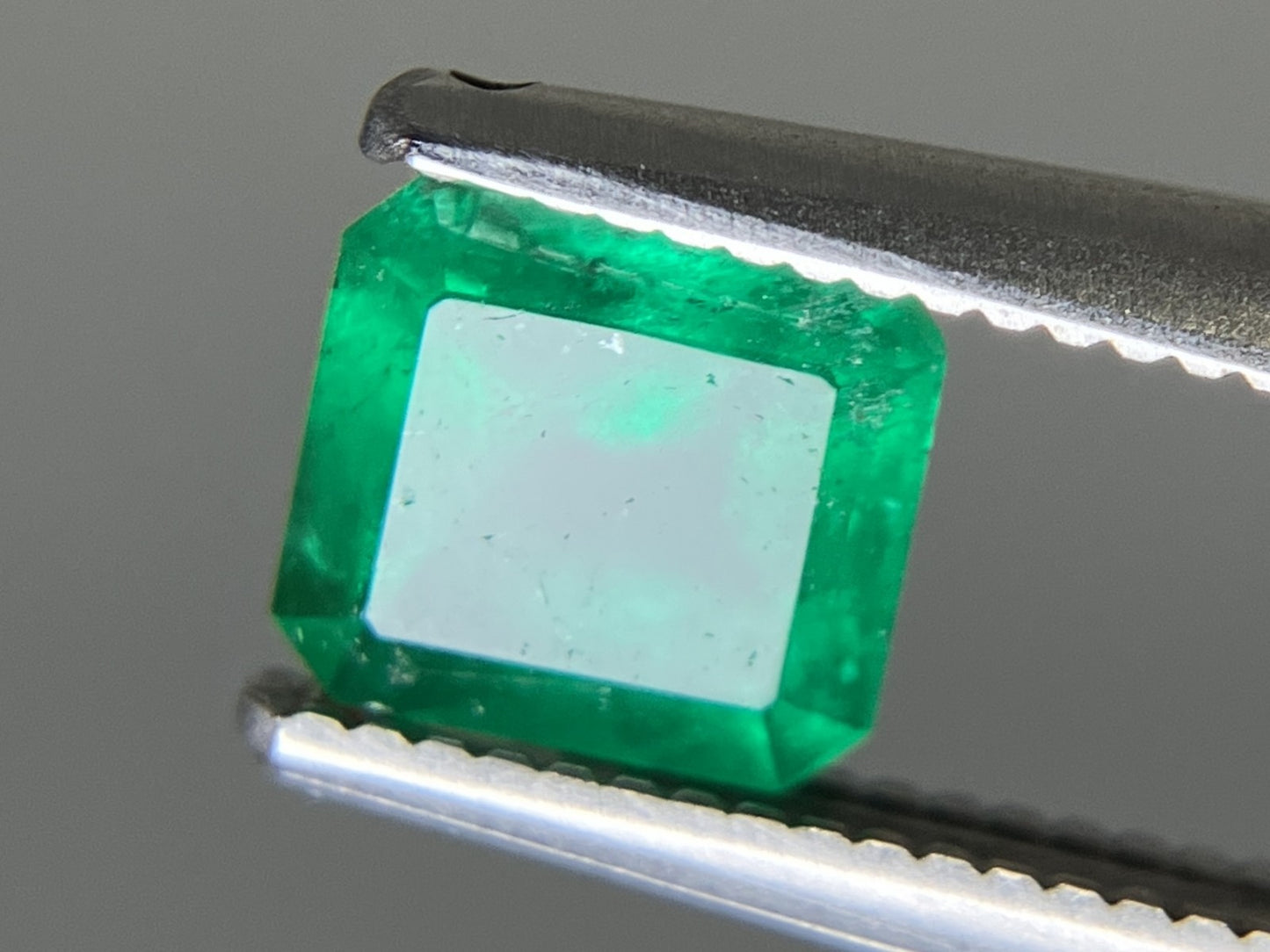 エメラルド 天然 0.809ct 中央宝石ソーティング付き 5.78㎜×5.36㎜×3.99㎜ ルース( 裸石 ) 5823YY