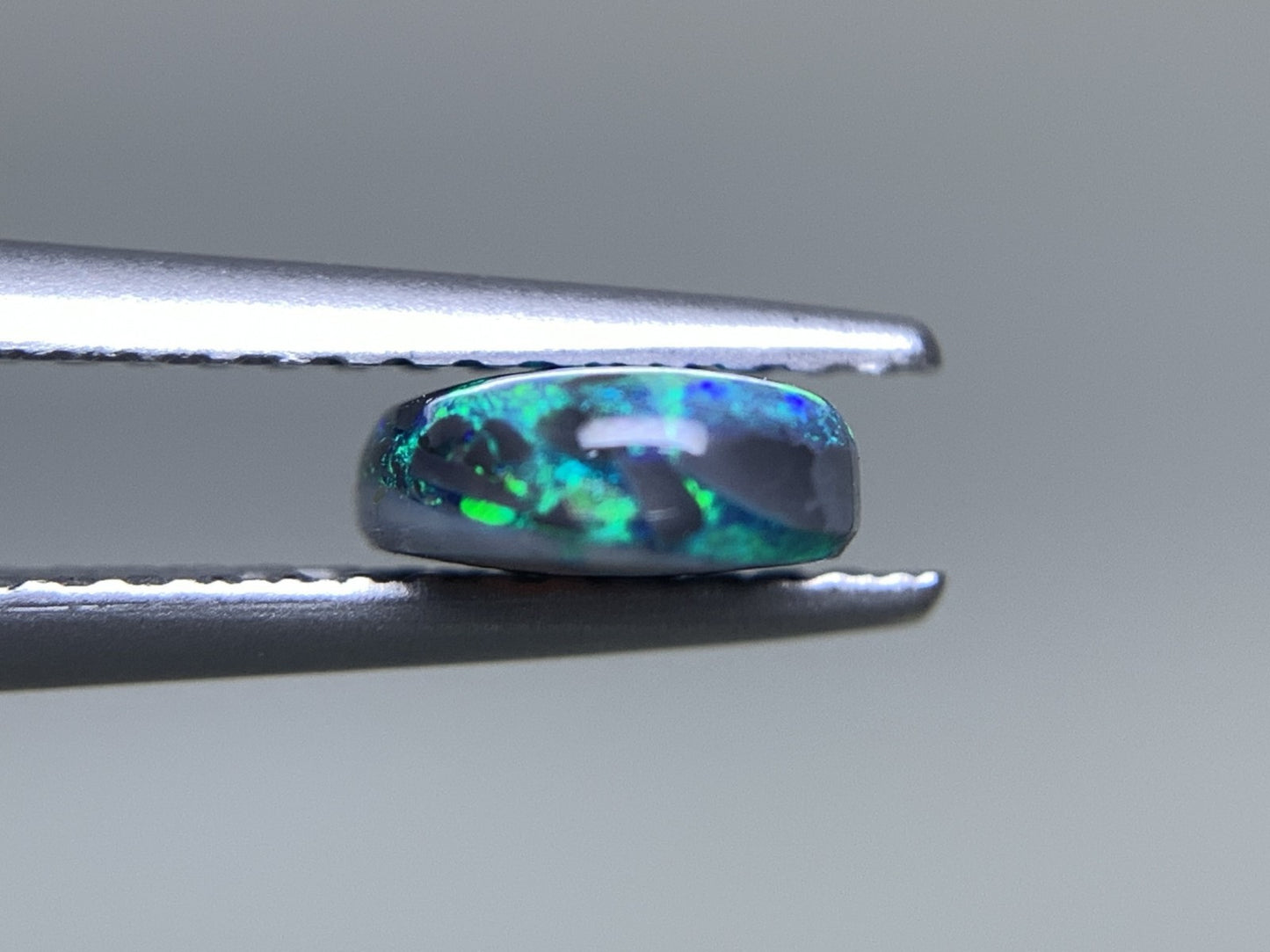 ブラックオパール 天然 0.795ct 宝石ソーティング付き 7.4㎜×6.1㎜×2.4㎜ ルース( 裸石 ) 5557Y