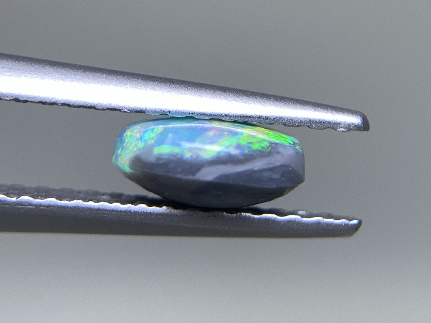 ブラックオパール 天然 0.663ct 宝石ソーティング付き 6.5㎜×5.7㎜×2.9㎜ ルース( 裸石 ) 5601Y