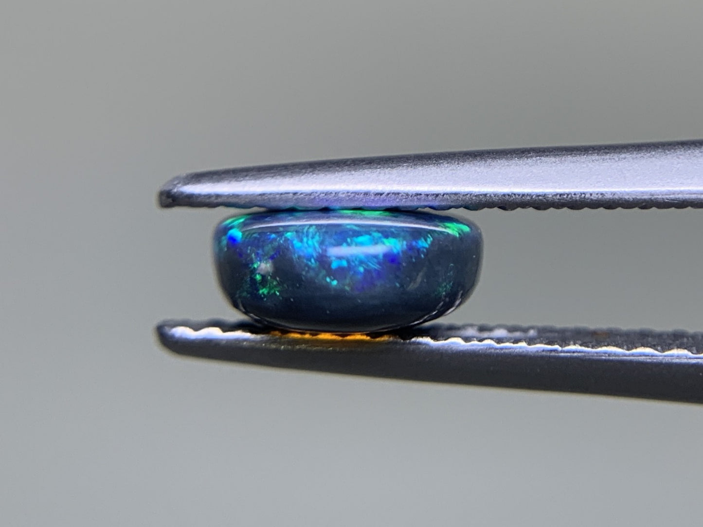 ブラックオパール 1.320ct 中央宝石ソーティング付き 8.7㎜×7.2㎜×3.2㎜ ルース( 裸石 ) 4054Y