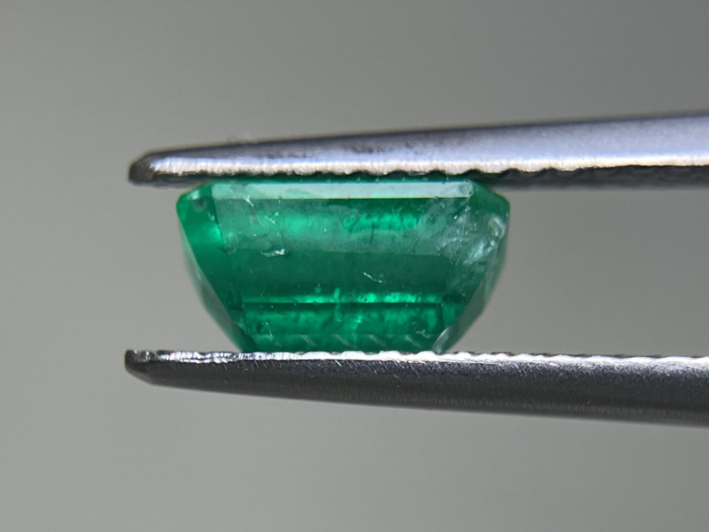 エメラルド 1.240ct 中央宝石ソーティング付き 7.76㎜×4.80㎜×4.20㎜ ルース( 裸石 ) 3866YY