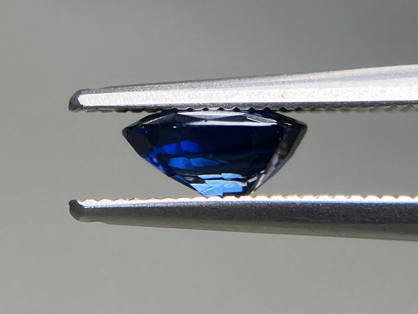 ブルーサファイア 天然 1.306ct 中央宝石ソーティング付き 7.38㎜×5.60㎜×3.68㎜ ルース( 裸石 ) 5849YY