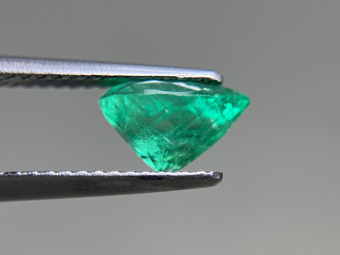 エメラルド 1.397ct 中央宝石ソーティング付き 8.62㎜×6.50㎜×5.13㎜ ルース( 裸石 ) 3788YY