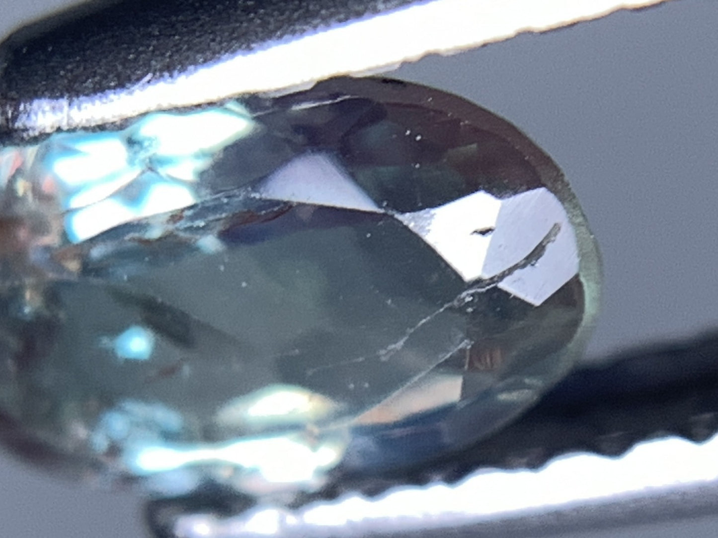 アレキサンドライト 天然 0.702ct 中央宝石ソーティング付き 7.04㎜×4.34㎜×2.54㎜ ルース( 裸石 ) 7212Y