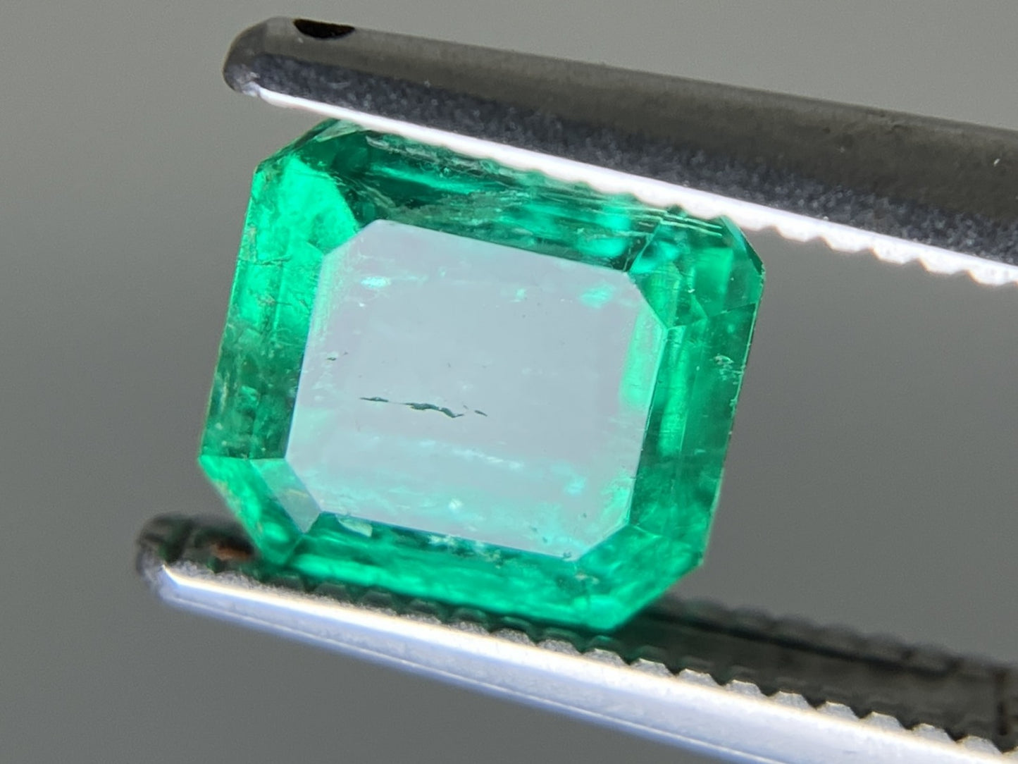 エメラルド 天然 1.591ct 中央宝石ソーティング付き 6.66㎜×6.35㎜×4.44㎜ ルース( 裸石 ) 6011YY