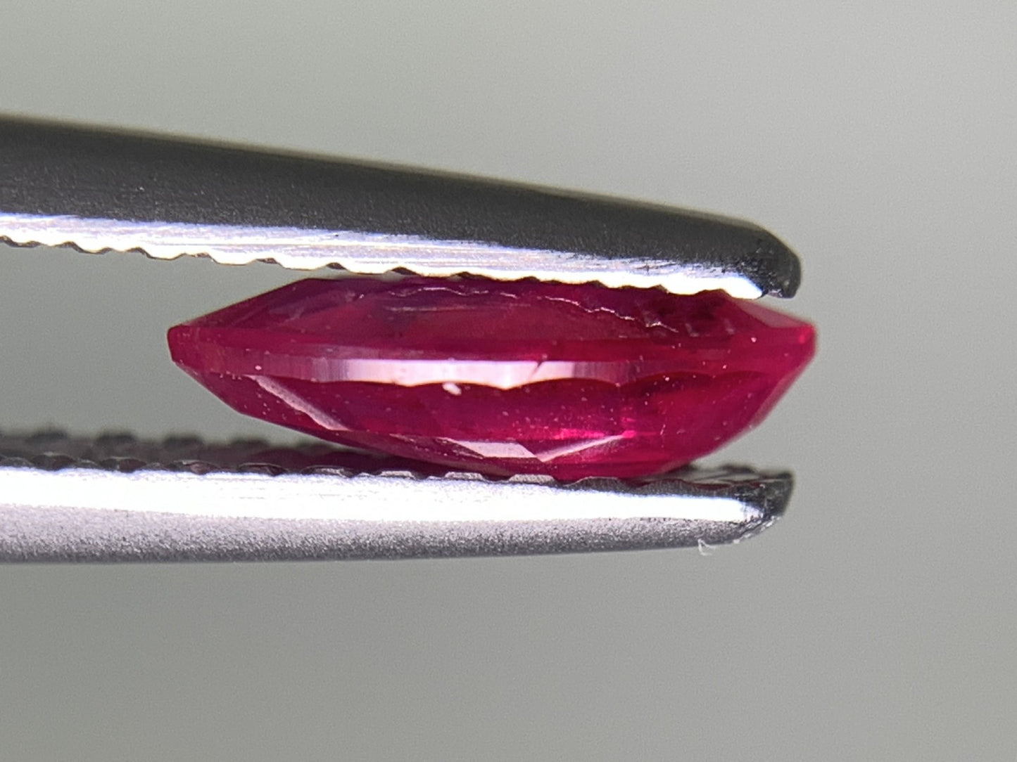 ルビー 天然 0.800ct 宝石ソーティング付き 8.2㎜×4.2㎜×2.5㎜ ルース( 裸石 ) 7324Y
