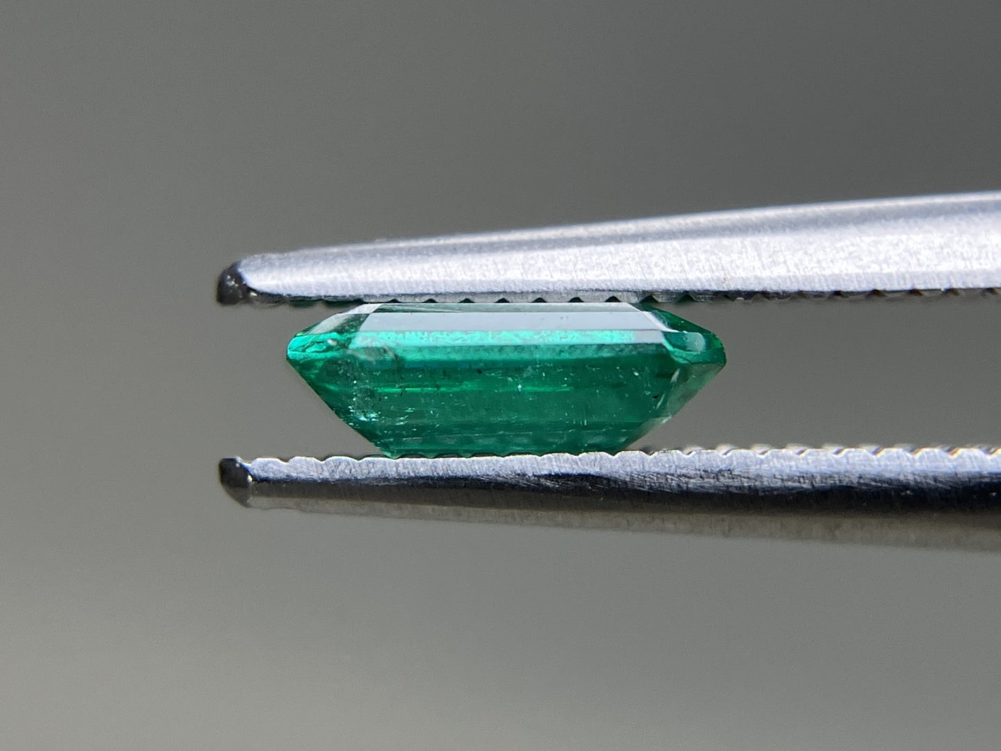 エメラルド 天然 0.827ct 中央宝石ソーティング付き 7.18㎜×5.52㎜×2.72㎜ ルース( 裸石 ) 6004YY