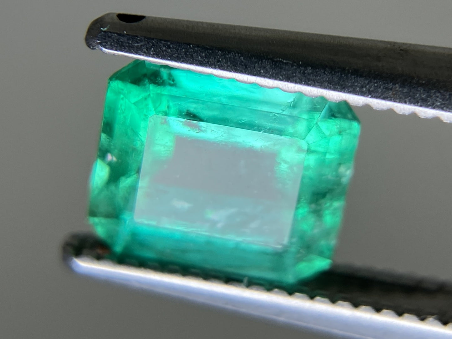 エメラルド 天然 1.232ct 中央宝石ソーティング付き 7.04㎜×6.08㎜×3.89㎜ ルース( 裸石 ) 6106YY