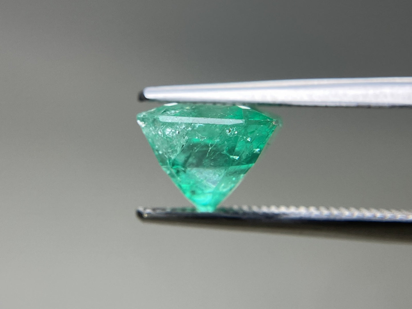 エメラルド 天然 3.062ct 中央宝石ソーティング付き 9.03㎜×8.33㎜×6.86㎜ ルース( 裸石 ) 6233YY