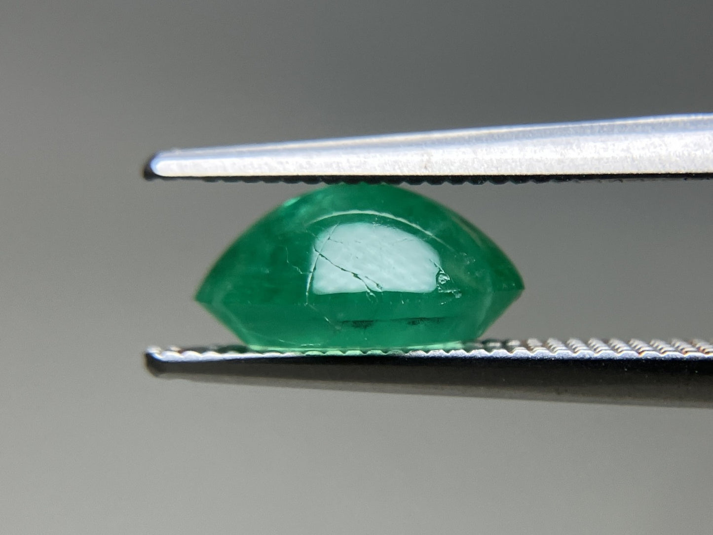 エメラルド 天然 2.561ct 中央宝石ソーティング付き 10.0㎜×7.8㎜×4.8㎜ ルース( 裸石 ) 6136YY