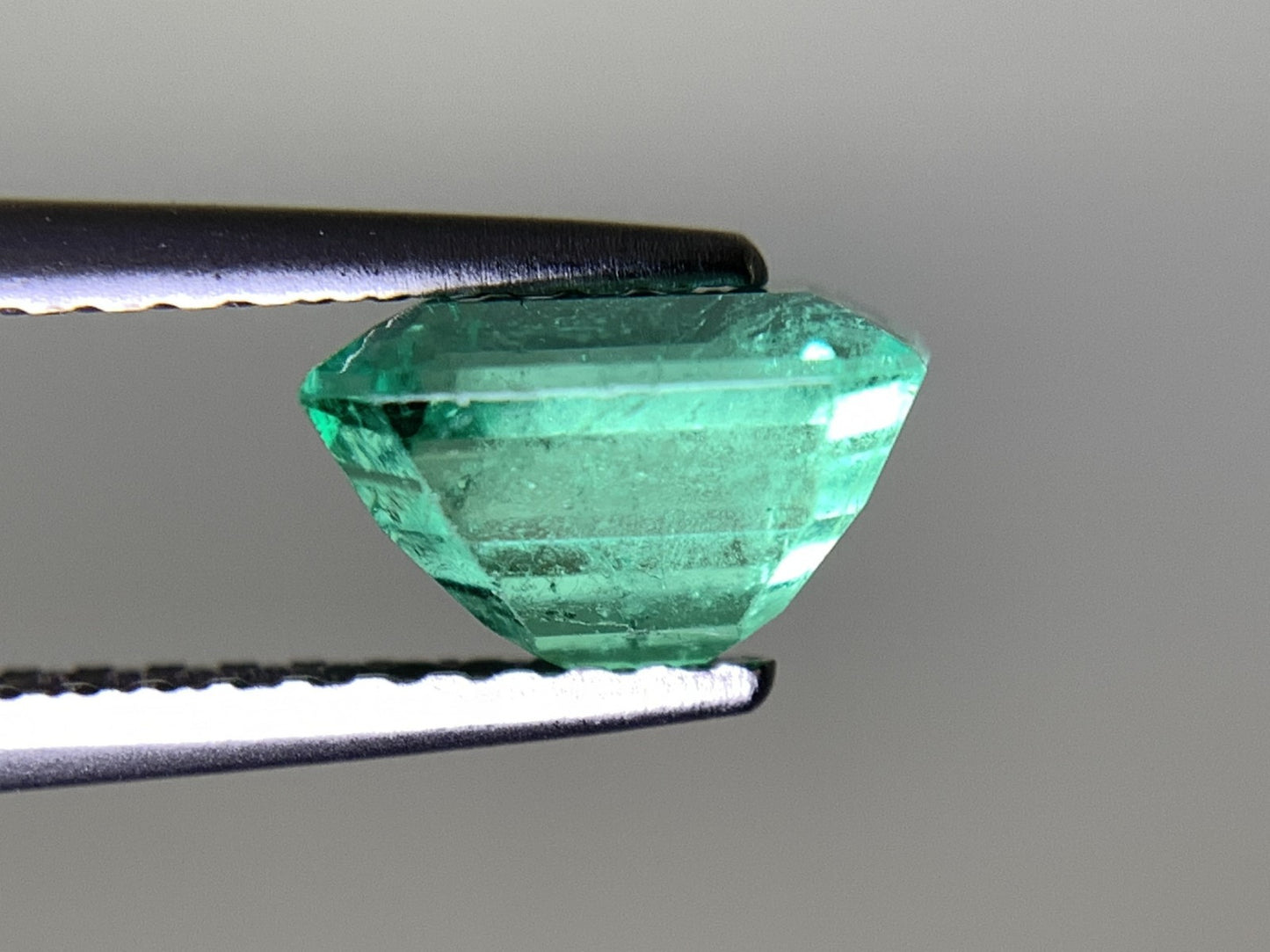 エメラルド 1.218ct 中央宝石ソーティング付き 7.32㎜×5.43㎜×4.61㎜ 天然 ルース( 裸石 ) 4709Y