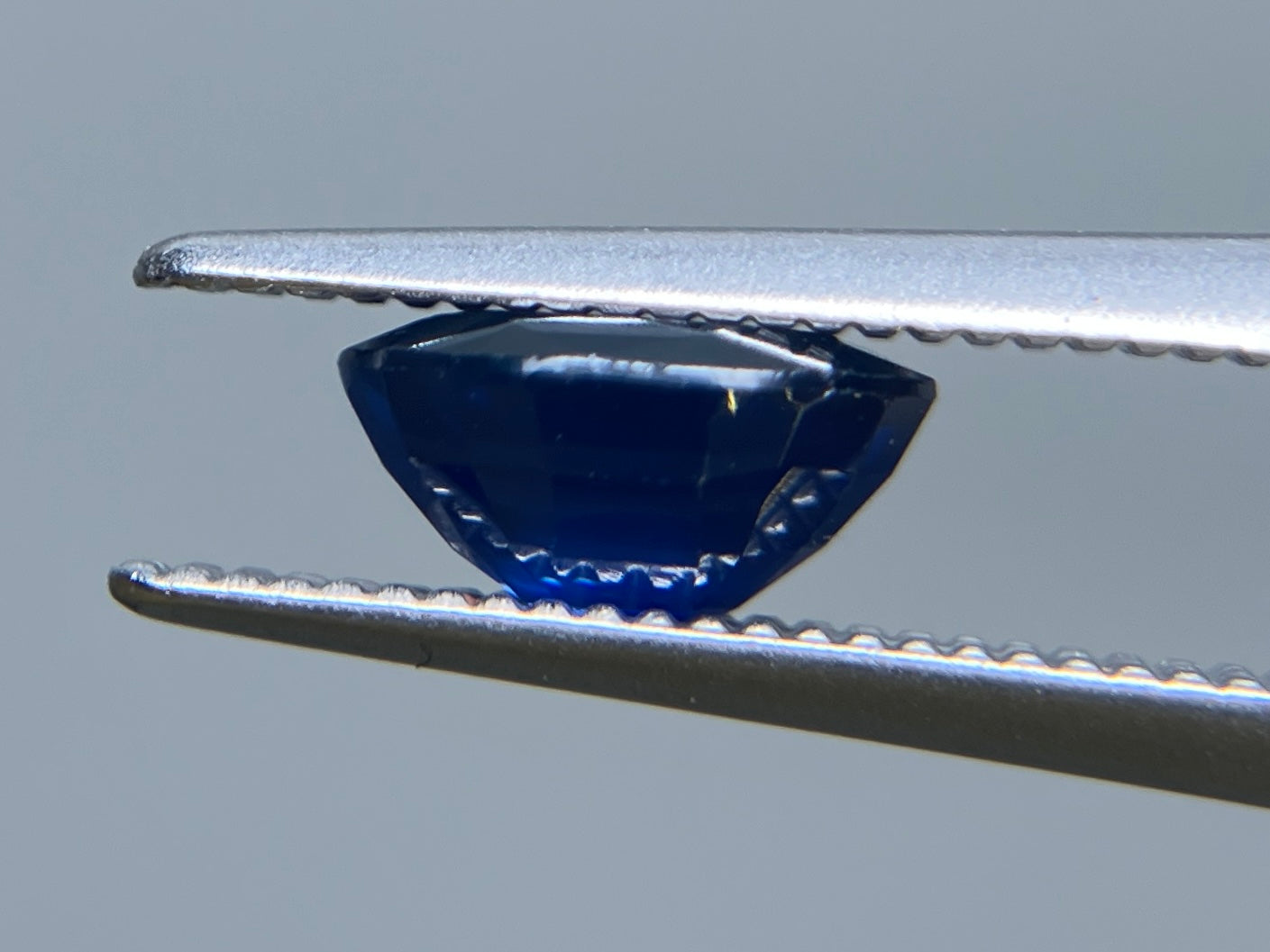 サファイア 1.17ct AIGS鑑別書付き ロイヤルブルー マダガスカル産 7.03㎜×5.10㎜×3.64㎜ ルース( 裸石 ) 3676S