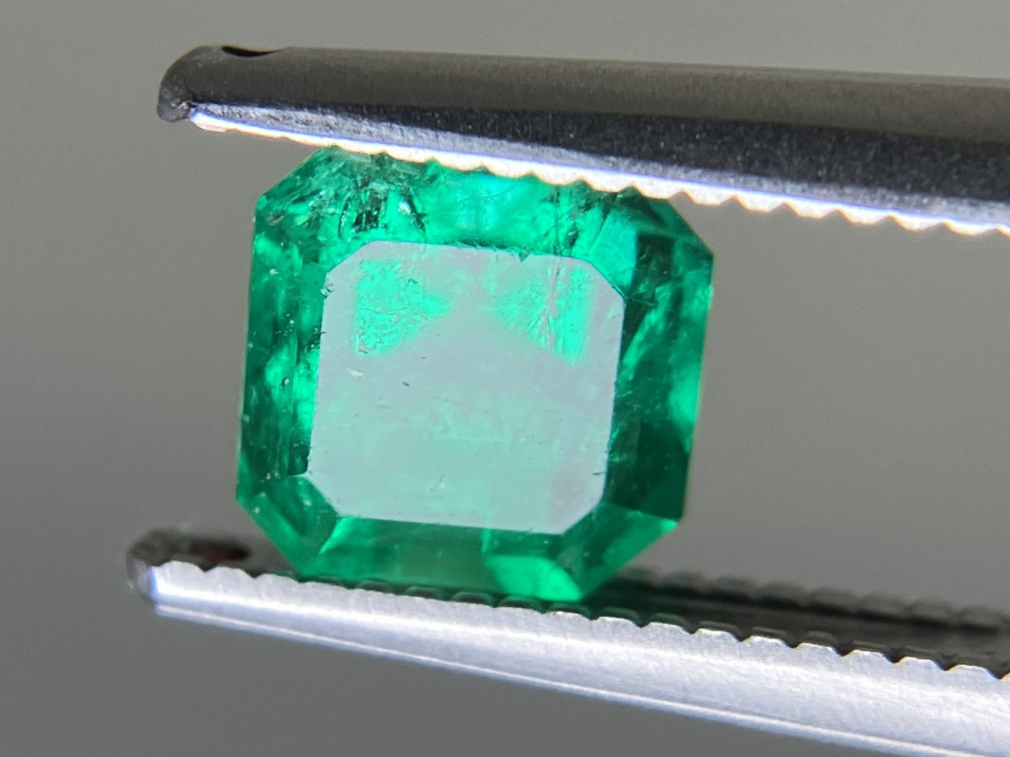 エメラルド 天然 0.908ct 中央宝石ソーティング付き 5.62㎜×5.59㎜×4.69㎜ ルース( 裸石 ) 6284YY