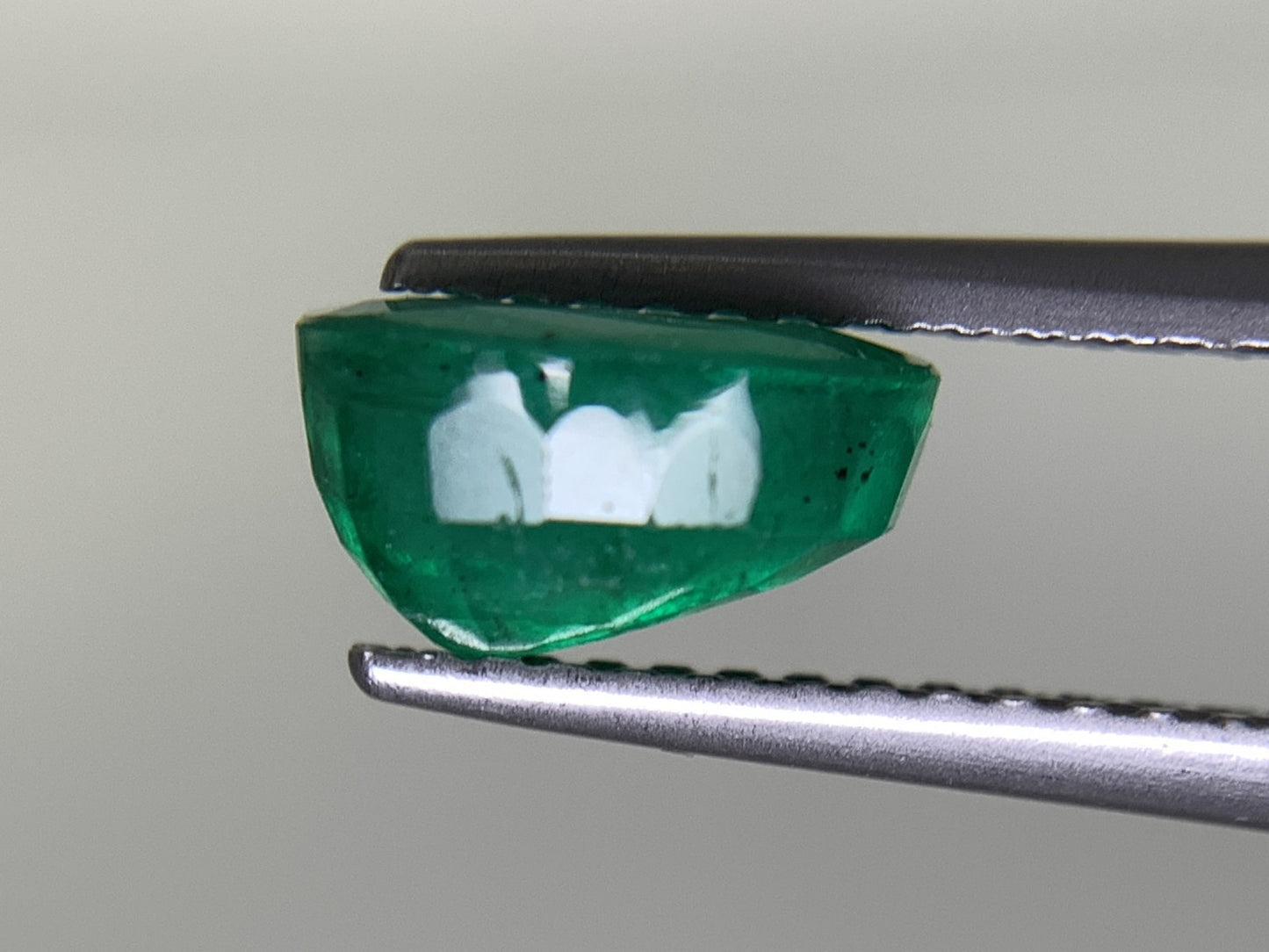 エメラルド 1.641ct 中央宝石ソーティング付き 8.10㎜×6.25㎜×4.54㎜ 天然 ルース( 裸石 ) 4721Y