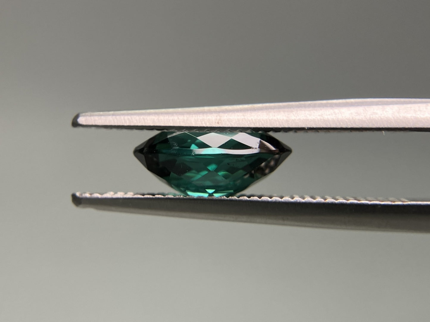 グリーントルマリン 天然 1.638ct 宝石ソーティング付き 9.0㎜×6.8㎜×3.7㎜ ルース( 裸石 ) 6388YY