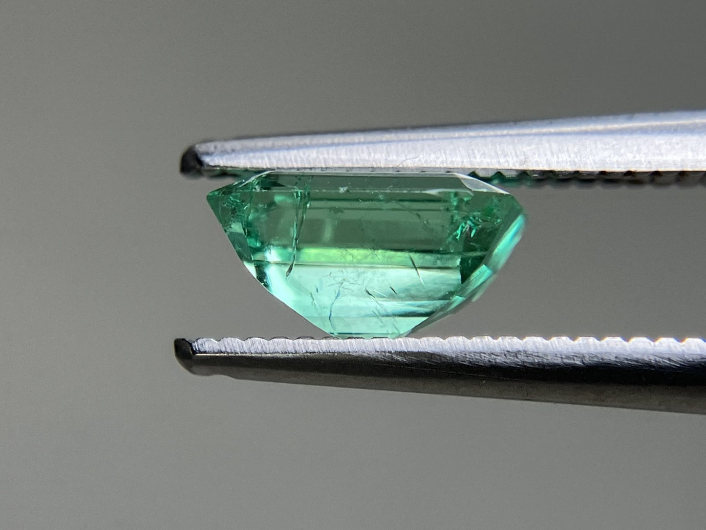 エメラルド 天然 1.140ct 中央宝石ソーティング付き 7.29㎜×5.72㎜×4.12㎜ ルース( 裸石 ) 6386YY