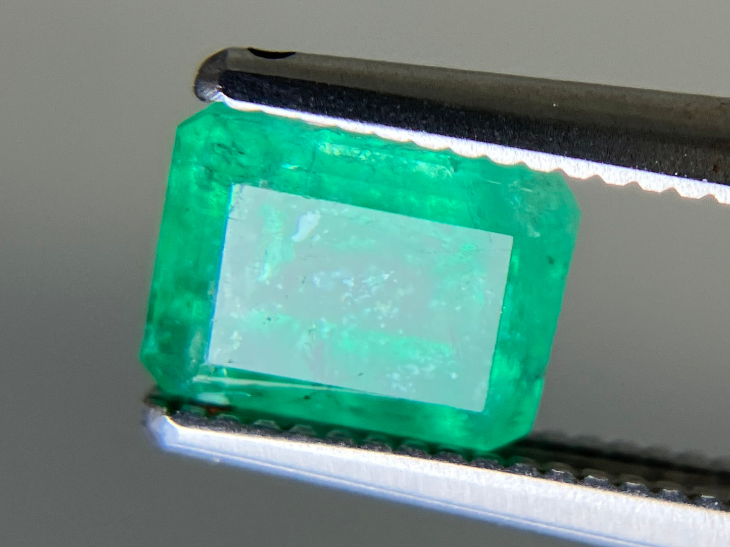 エメラルド 天然 1.145ct 中央宝石ソーティング付き 6.65㎜×5.06㎜×4.44㎜ ルース( 裸石 ) 6394YY