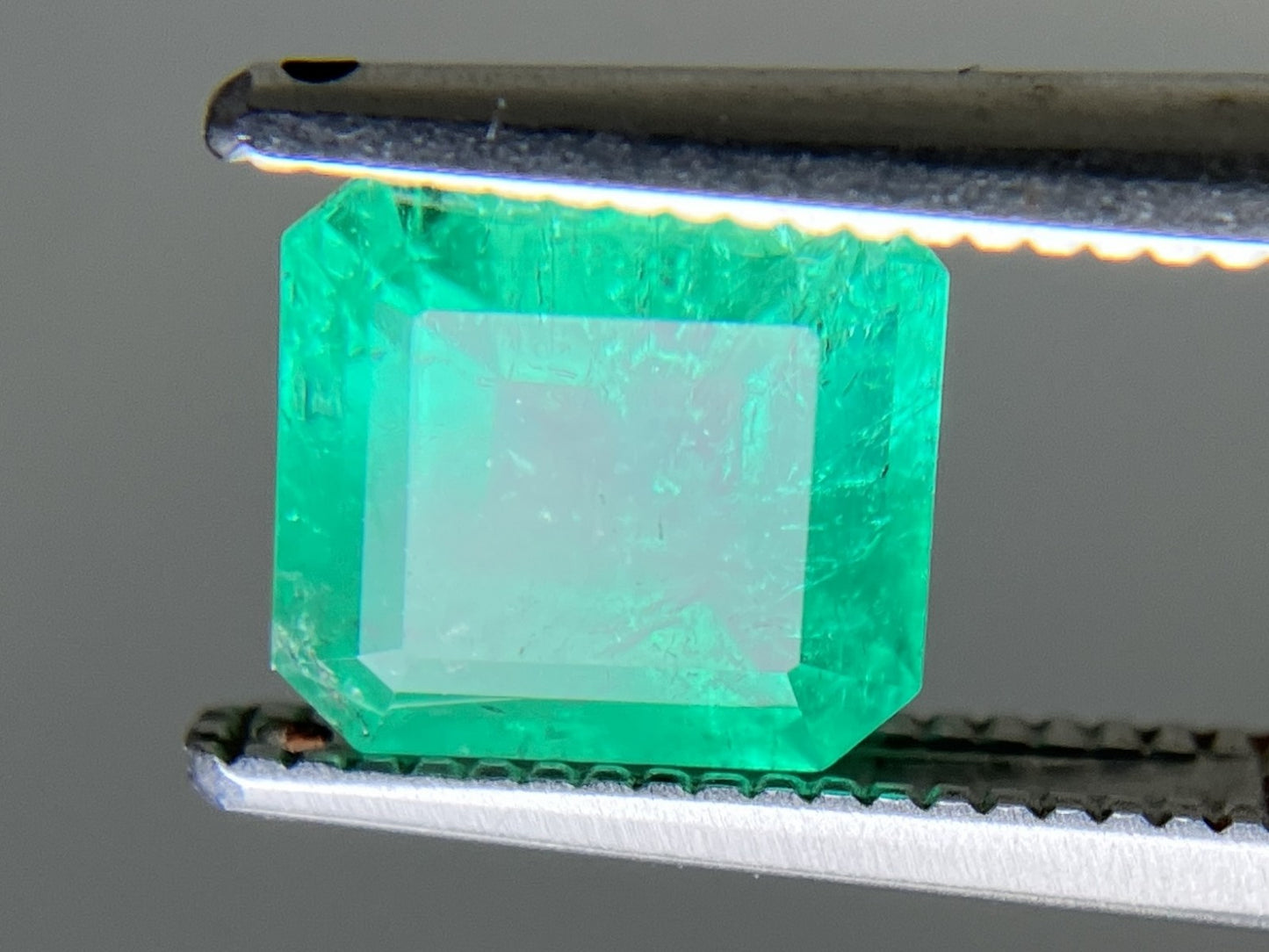 エメラルド 天然 1.538ct 中央宝石ソーティング付き 6.82㎜×6.52㎜×4.93㎜ ルース( 裸石 ) 6297YY