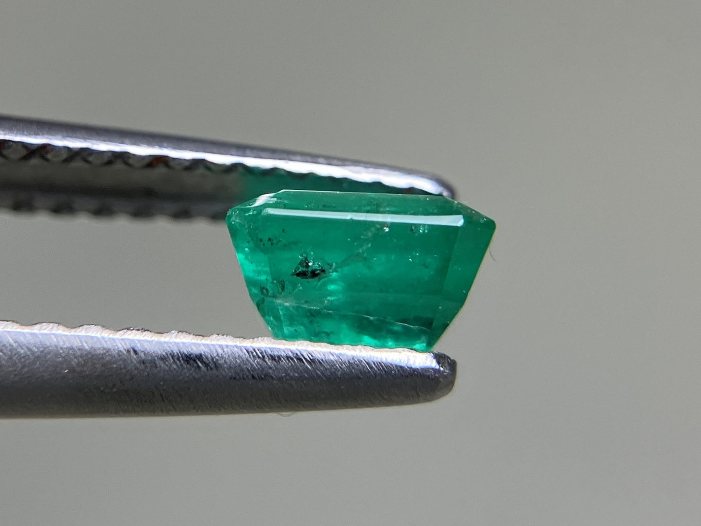 エメラルド 0.795ct 宝石ソーティング付き 5.5㎜×5.2㎜×3.8㎜ ルース( 裸石 ) 3875YY