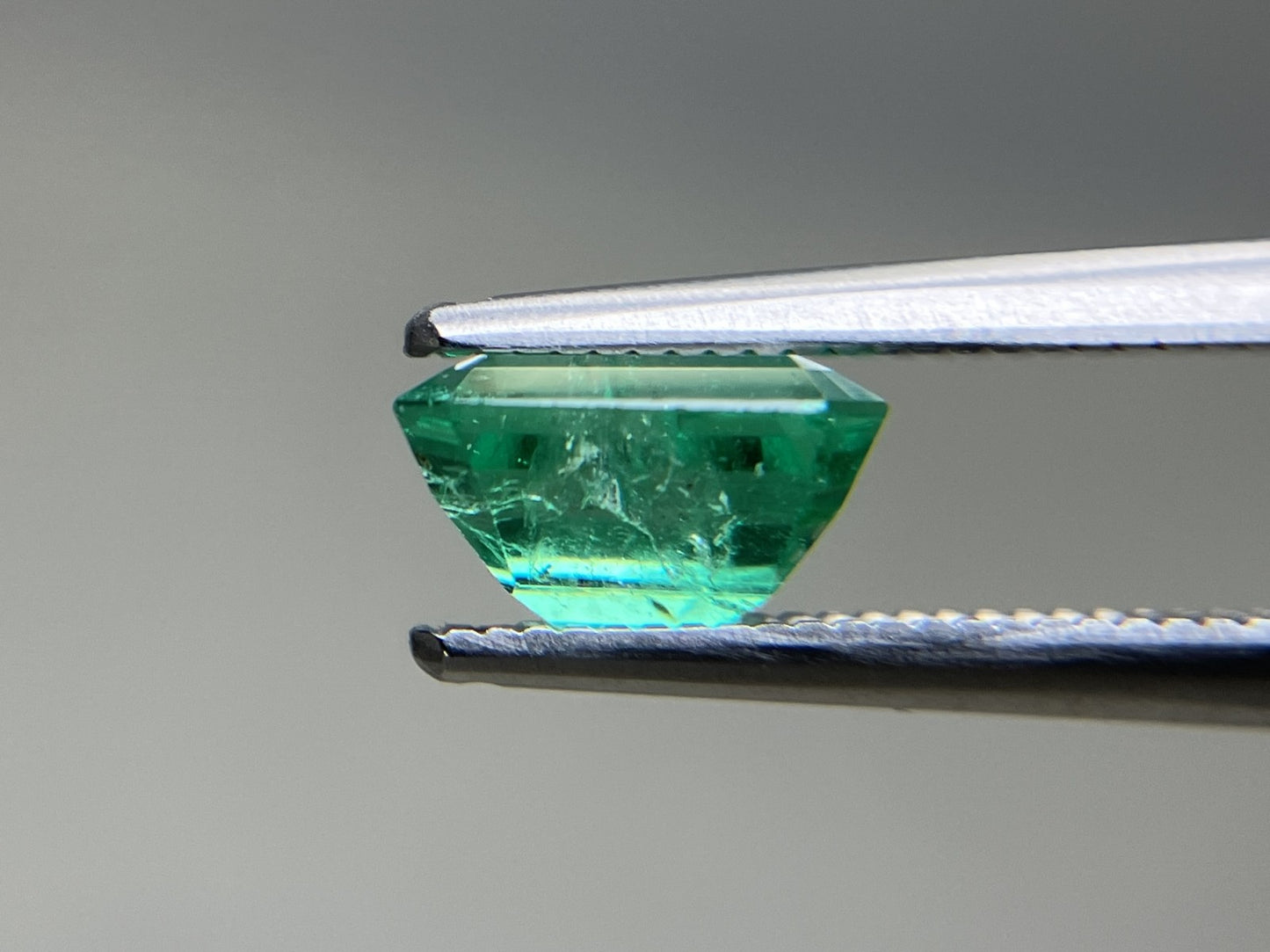 エメラルド 天然 1.489ct 中央宝石ソーティング付き 7.48㎜×6.34㎜×4.44㎜ ルース( 裸石 ) 6406YY