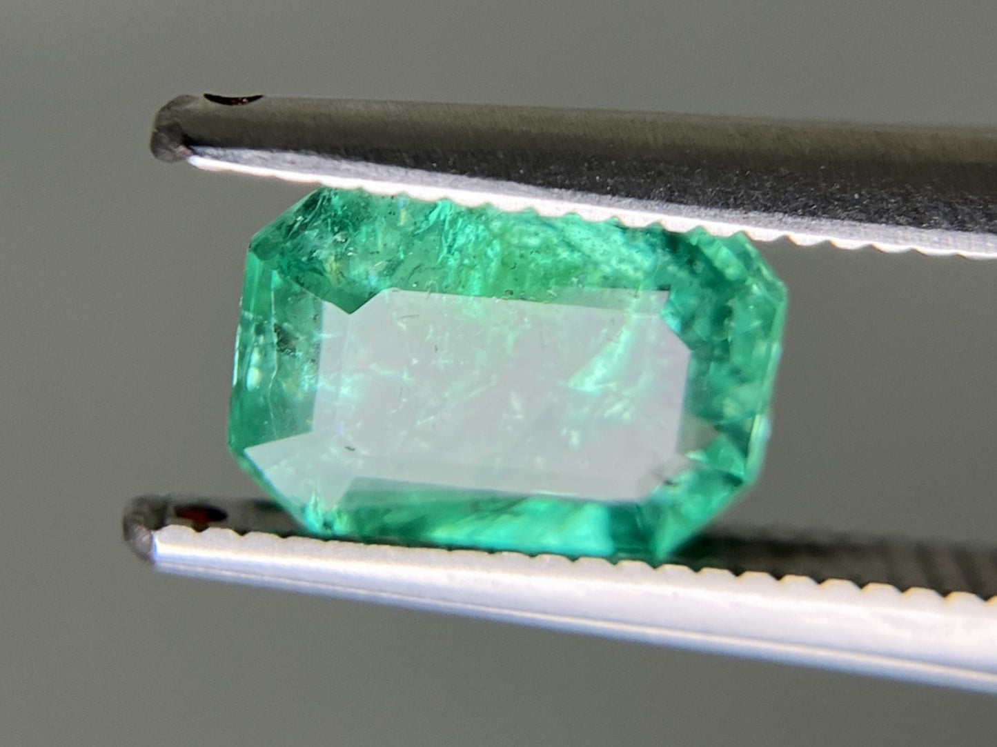 エメラルド 天然 1.141ct 中央宝石ソーティング付き 7.93㎜×5.67㎜×3.29㎜ ルース( 裸石 ) 6307YY