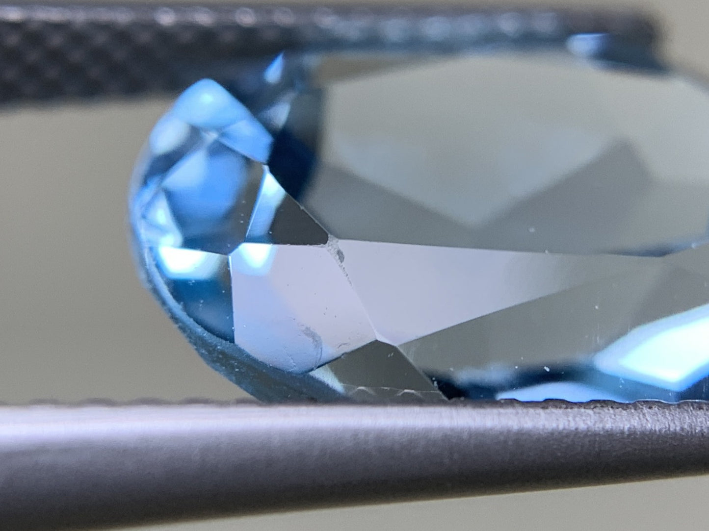 ブルートパーズ 天然 7.646ct 宝石ソーティング付き 14.1㎜×10.1㎜×6.8㎜ ルース( 裸石 ) 6677Y