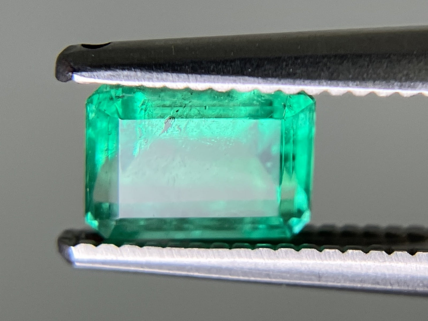 エメラルド 天然 0.737ct 中央宝石ソーティング付き 6.20㎜×4.53㎜×3.64㎜ ルース( 裸石 ) 6355YY