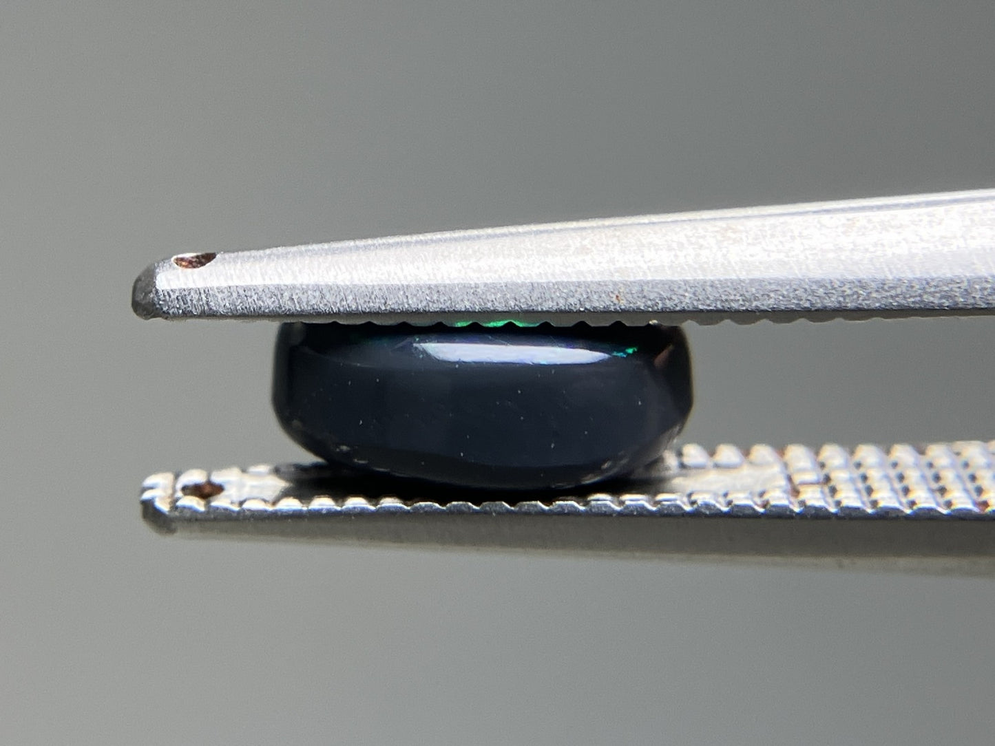 ブラックオパール 天然 0.922ct 中央宝石ソーティング付き 7.5㎜×5.6㎜×3.2㎜ ルース( 裸石 ) 6425YY