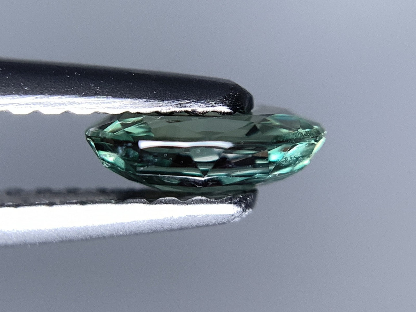 アレキサンドライト 天然 0.693ct 宝石ソーティング付き 6.6㎜×4.9㎜×2.3㎜ ルース( 裸石 ) 7477Y