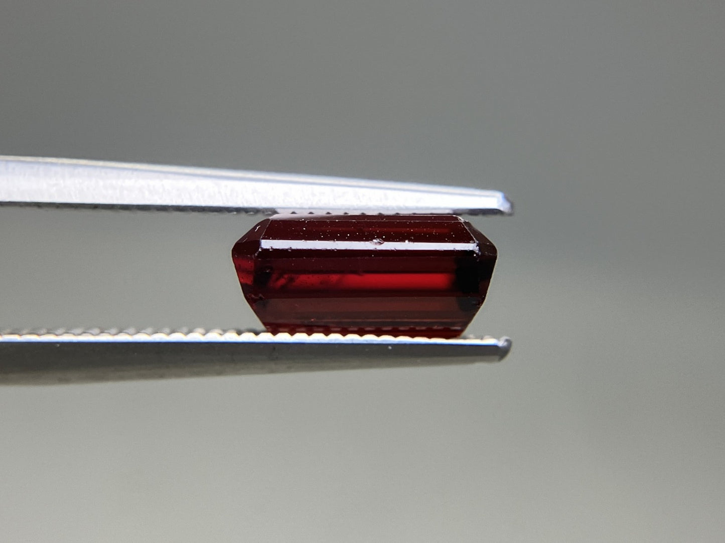 ガーネット (アルマンディン-スペサルティンガーネット) 天然 3.694ct 中央宝石ソーティング付き 8.96㎜×6.97㎜×4.42㎜ ルース 6315YY