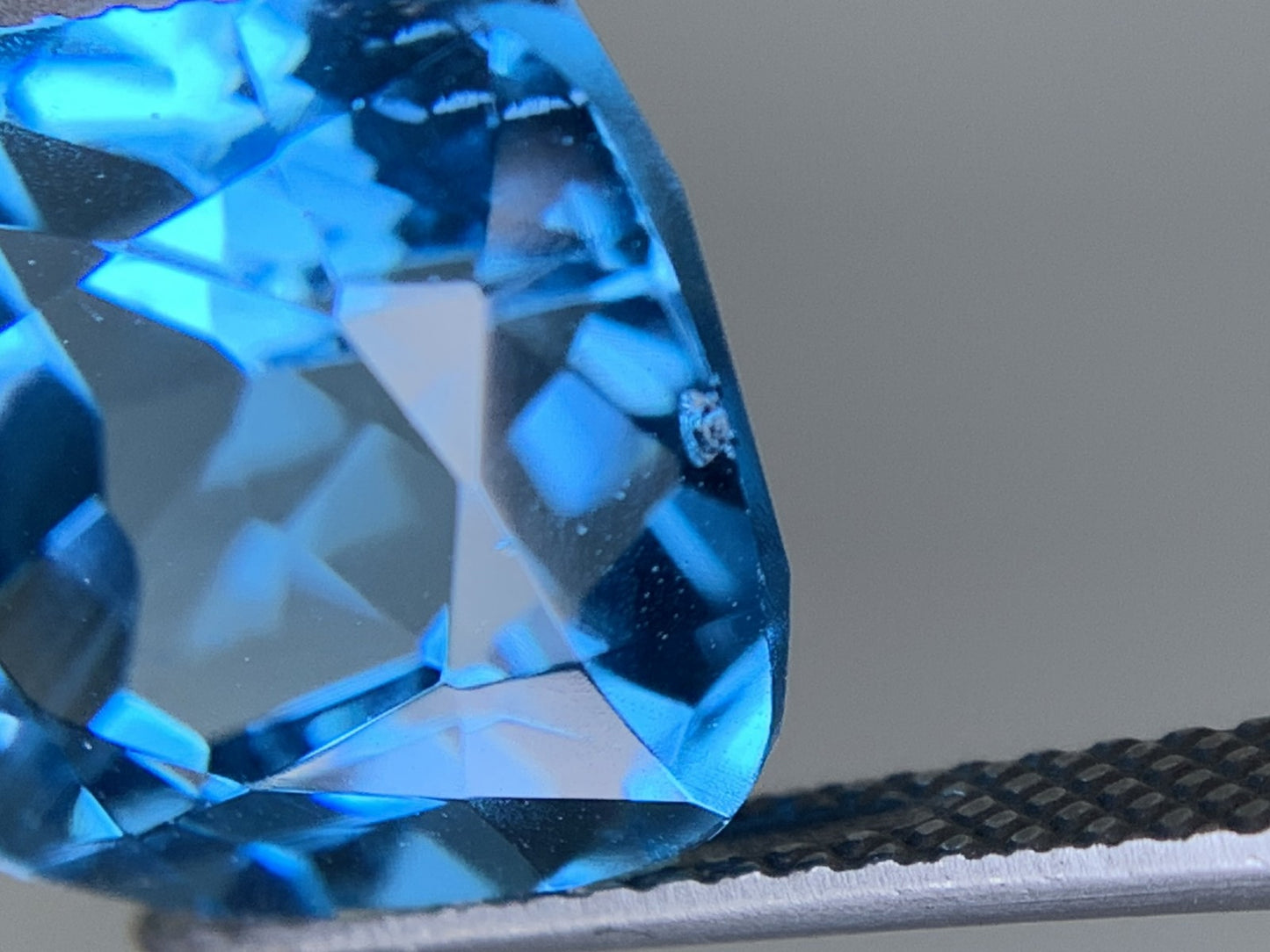 ブルートパーズ 天然 9.903ct 宝石ソーティング付き 11.3㎜×11.2㎜×8.4㎜ ルース( 裸石 ) 6676Y