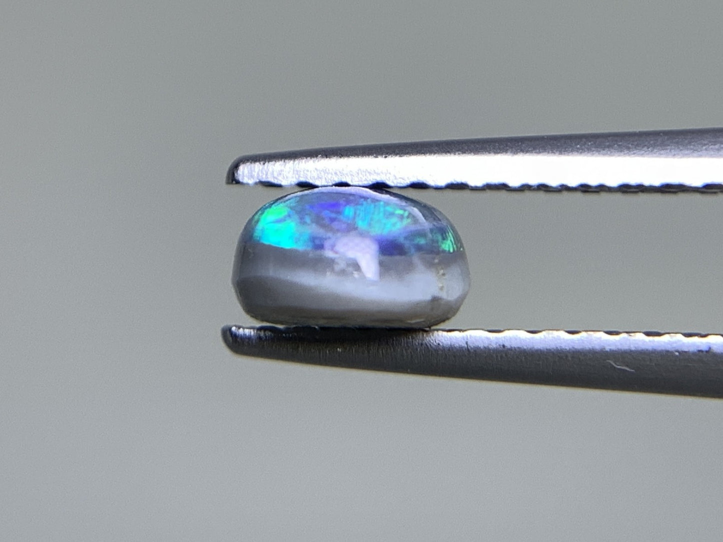 ブラックオパール 0.789ct 宝石ソーティング付き 7.0㎜×5.4㎜×3.2㎜ ルース( 裸石 ) 2292Y