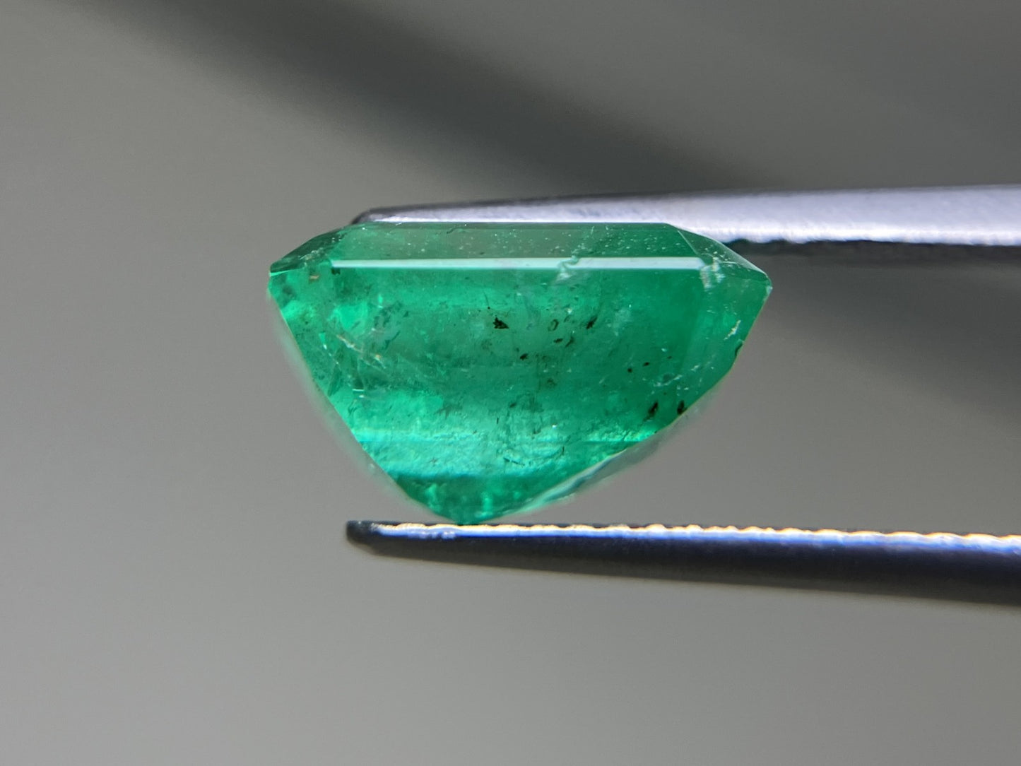 エメラルド 4.27ct 中央宝石ソーティング付き 11.1㎜×8.4㎜×6.5㎜ ルース( 裸石 ) 4146YY