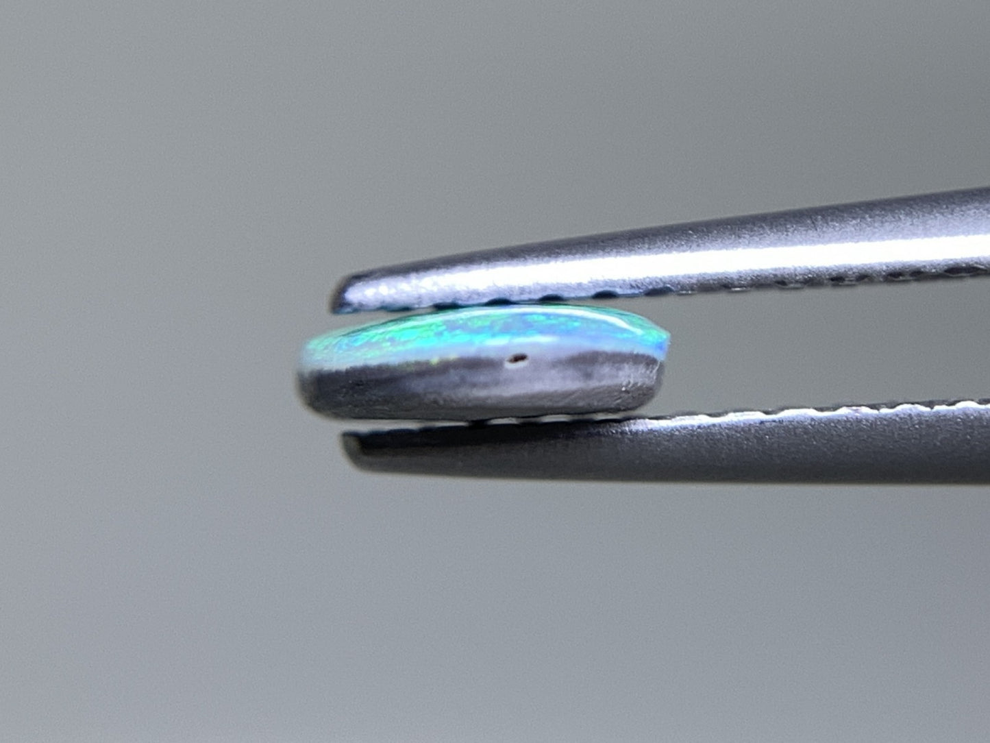 ブラックオパール 天然 0.615ct 宝石ソーティング付き 8.0㎜×6.1㎜×1.8㎜ ルース( 裸石 ) 7393Y