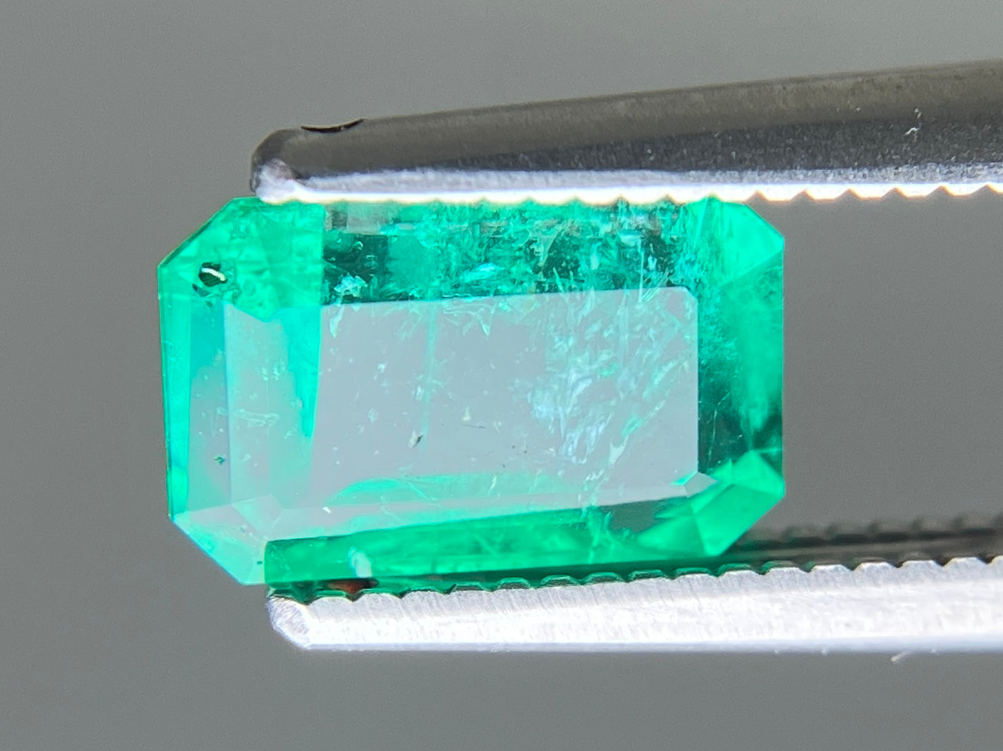 エメラルド 天然 1.278ct 中央宝石ソーティング付き 8.26㎜×5.29㎜×3.74㎜ ルース( 裸石 ) 6466YY