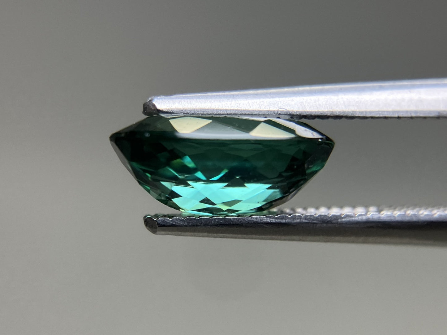 グリーントルマリン 天然 2.107ct 宝石ソーティング付き 10.0㎜×7.0㎜×4.2㎜ ルース( 裸石 ) 6483YY