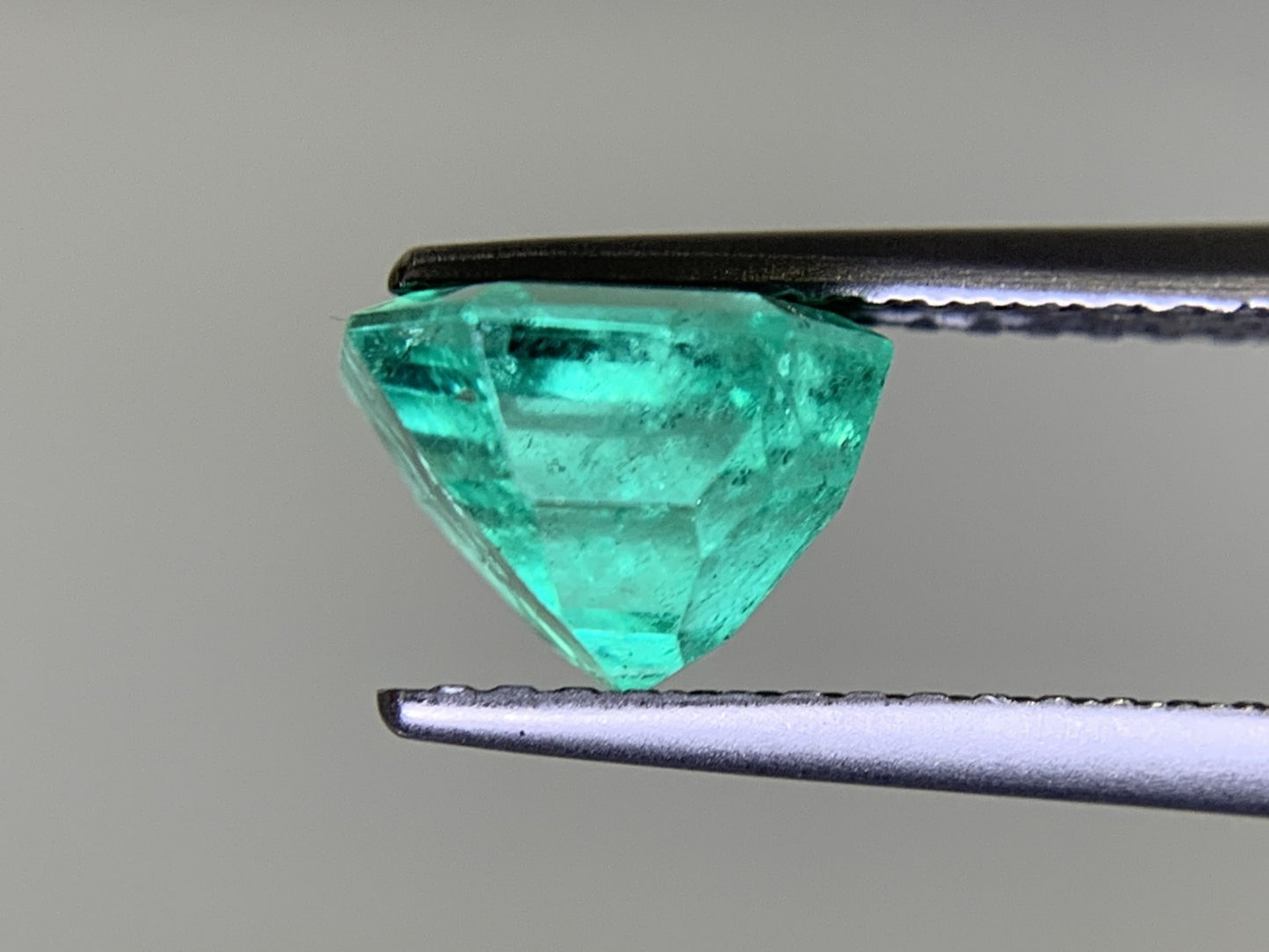 エメラルド 1.927ct 中央宝石ソーティング付き 7.33㎜×7.23㎜×5.46㎜ ルース( 裸石 ) 3319Y