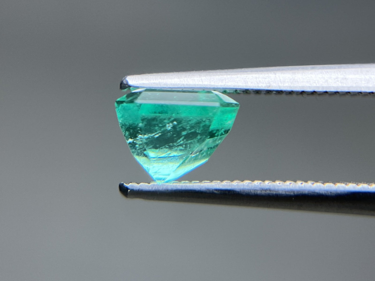 エメラルド 天然 1.580ct 中央宝石ソーティング付き 6.89㎜×6.31㎜×5.35㎜ ルース( 裸石 ) 6516YY