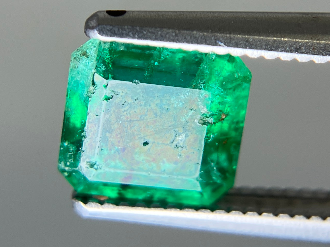 エメラルド 天然 1.451ct 中央宝石ソーティング付き 6.86㎜×6.46㎜×3.82㎜ ルース( 裸石 ) 6474YY